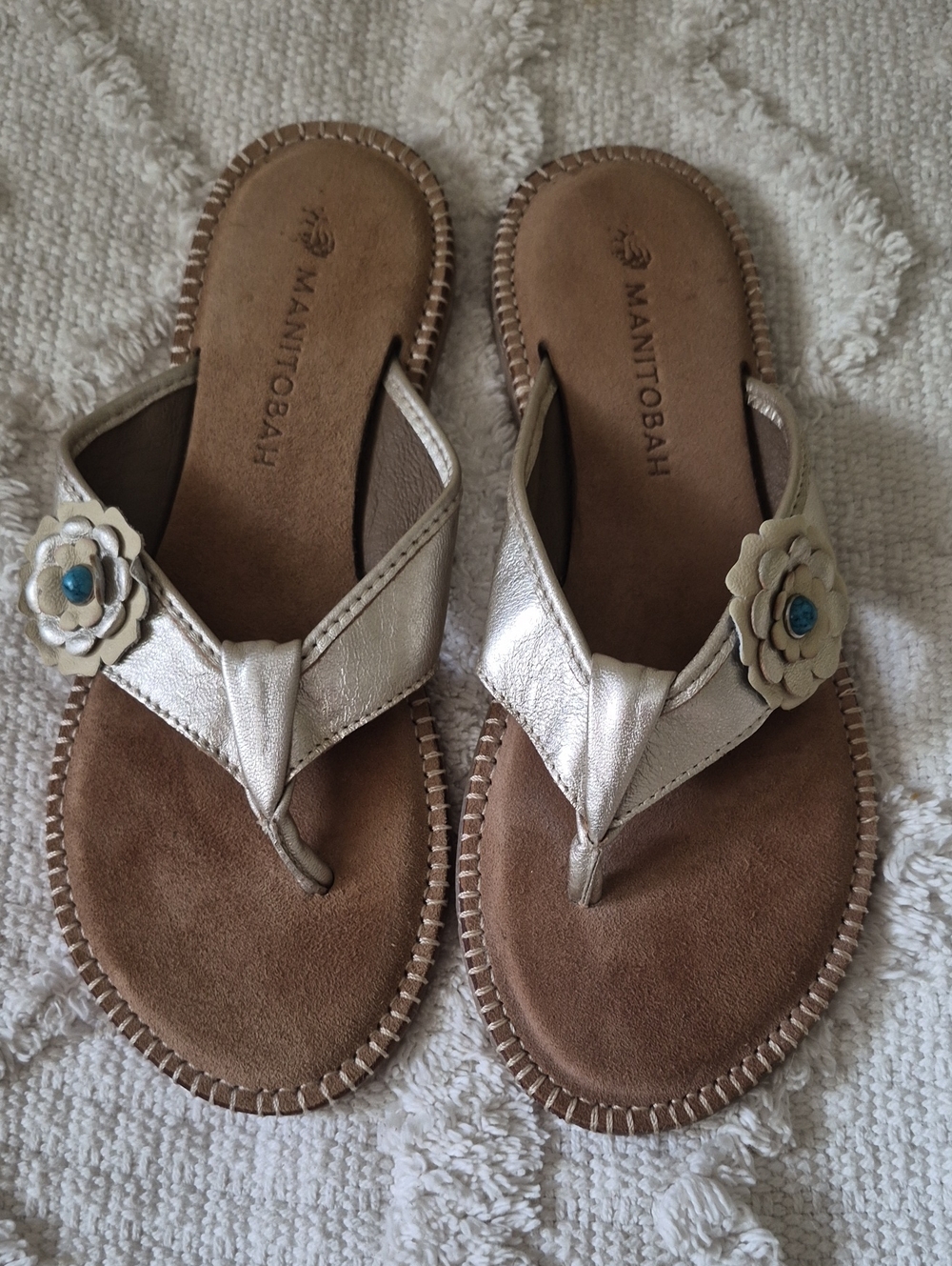 Manitobah Wasaga Metallic Leather Flower Flip Flop Thong Sandals - Champagne